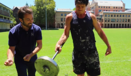 Làm sao có thể nhấc quả tạ 19kg bằng một thanh dài 1m chỉ bằng 1 tay?