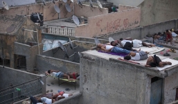 Nắng nóng ở Ấn Độ: Người dân uống nước ép hành, hơn 2.000 người chết