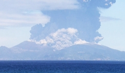 Video: Núi lửa phun trào tạo cột khói cao 9.000 m tại Nhật bản