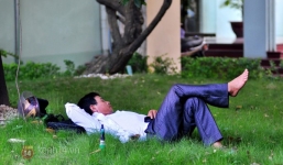  Phụ huynh vạ vật chờ con thi dưới cái nắng như đổ lửa