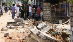 Mảng tường đổ sập đè chết hai bác cháu ruột