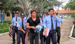 Sao Việt 'làm màu' với dàn vệ sĩ hùng hậu