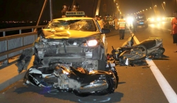 Đỗ xe hóng gió trên cầu Nhật Tân, 4 xe máy bị taxi đâm nát