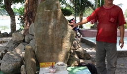 Săn vàng trong lòng đất và mật mã viên đá hình bàn tay