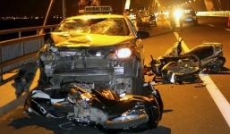 4 xe máy bị taxi đâm nát trên cầu Nhật Tân