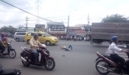 Thanh niên nằm giữa đường la hét, dọa giết tài xế taxi