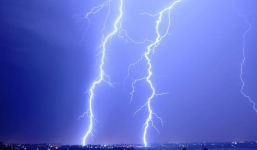 Trú mưa ở thềm, hai vợ chồng bị sét đánh tử vong