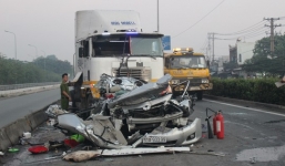 Xe container tông xe khách đi chùa làm chết 5 người