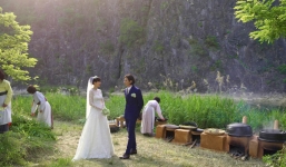 Ảnh cưới giản dị giữa cánh đồng của Won Bin và Lee Na Young