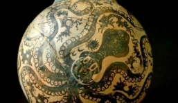 Nữ du khách vấp ngã làm vỡ bình cổ 4000 năm tuổi