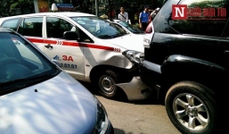 Hai taxi rượt đuổi, tấn công nhau như phim hành động trên phố Hà Nội