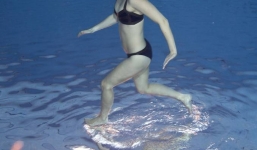 Kinh ngạc cô gái có khả năng 'đi trên mặt nước'