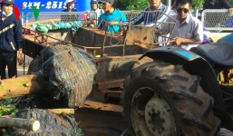 Xe máy cày lật ngửa, đè chết tài xế