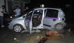 Tài xế taxi tử vong trên xe với nhiều vết thương