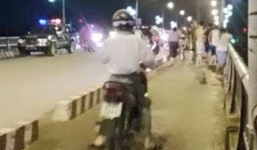 Cô gái ôm gấu bông lao mình xuống sông, trong đêm mưa bão