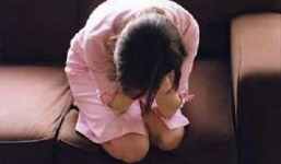 Vợ nhập viện sinh non, chồng vẫn mải mê cặp kè với gái