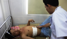 Ngủ quên, khách tỉnh dậy đâm nhân viên xe buýt trọng thương