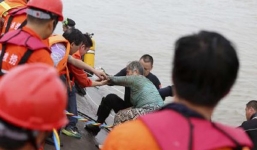 Cứu sống cụ bà 65 tuổi trong xác tàu chìm ở Trung Quốc