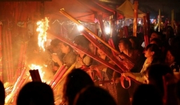 Choáng với cảnh phụ huynh đốt hương cầu con thi đỗ ở Trung Quốc