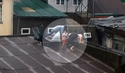 Chồng đục mái tôn giải cứu vợ và 2 con ra khỏi ngôi nhà sập trong lũ