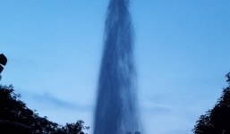 Khoan giếng, nước bất ngờ phun như vòi rồng cao 20 m