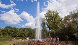 Giếng nước tự phun trào 20 mét là “hiện tượng bất thường”