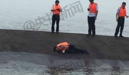 Video: Gõ đáy tàu chìm tìm người sống sót ở Trung Quốc