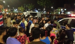 Hàng trăm người dân vây kín xem vớt xác chết trên kênh