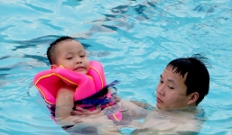 Bể bơi Hà Nội cháy vé, quá tải giờ cao điểm