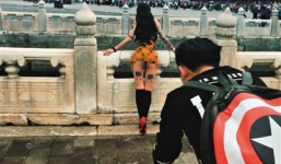 Thiếu nữ khỏa thân chụp ảnh ở Tử Cấm Thành gây phẫn nộ