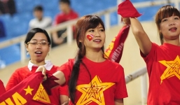 Fan nữ xinh đẹp cổ vũ cho đội tuyển U23 Việt Nam