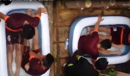 Clip: U23 Việt Nam ngâm mình trong nước đá