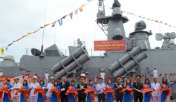Hải quân Việt Nam tiếp nhận 2 tàu chiến