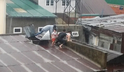 Thót tim cảnh nam thanh niên bơi qua dòng lũ nhiễm điện cứu 3 mẹ con