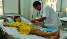 Bé trai suýt chết vì uống nhầm thuốc tăng trưởng thực vật để trong túi của bố