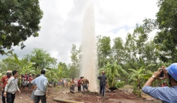 Giếng nước tự phun trào cao 20m: Uống nước có thể gây bệnh về tiêu hóa