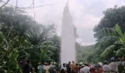  Đang tiến hành bịt miệng giếng nước tự phun trào cao 20m 