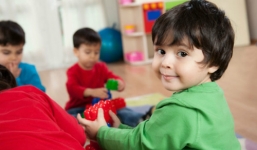 Biết vô bổ, vì sao phụ huynh vẫn đổ xô cho con đi học kỹ năng sống?