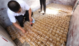 Mang 4,2 tấn tiền xu đi mua ô tô