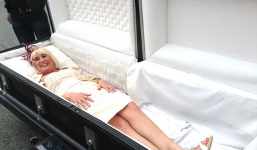 Cô dâu đến lễ cưới bằng ...quan tài