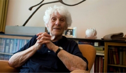 Cụ bà nhận được bằng Tiến sĩ sau gần 80 năm nộp luận án