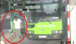 Video: Hung thủ ngang nhiên cầm dao bước xuống xe sau khi gây án