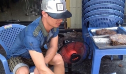 Ông chủ Lệ Rơi quạt chả, bưng bê phục vụ khách