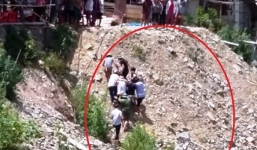 Bị vợ của người tình sát hại, người phụ nữ nằm gục trên vũng máu