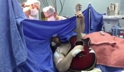 Video: Bệnh nhân vừa được mổ não, vừa chơi ghita