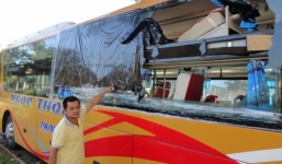 Đã xác định được đối tượng ném đá hàng loạt xe khách tại Kon Tum