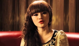 Video: Bất ngờ với giọng hát của em gái Angela Phương Trinh