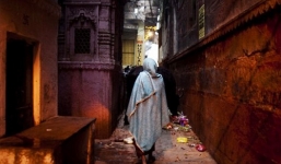 Chồng giam giữ vợ trong nhà tắm suốt 3 năm vì tội… sinh con gái