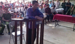 Sát hại bố đẻ do bị gọi dậy chửi lúc nửa đêm