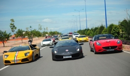 Video: Choáng với dàn siêu xe nối đuôi nhau trên đường